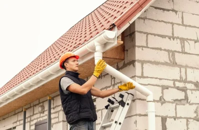 Pose et remplacement de gouttières à la Haute-Maison